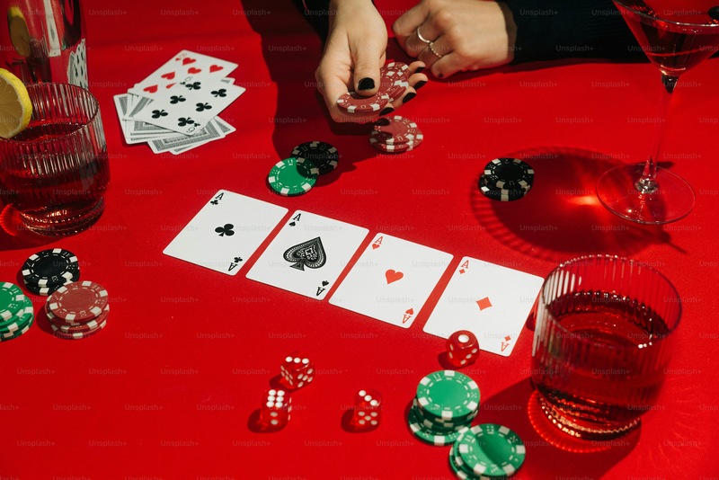 Poker tuân theo trường phái kết hợp xác suất và hành vi cược.