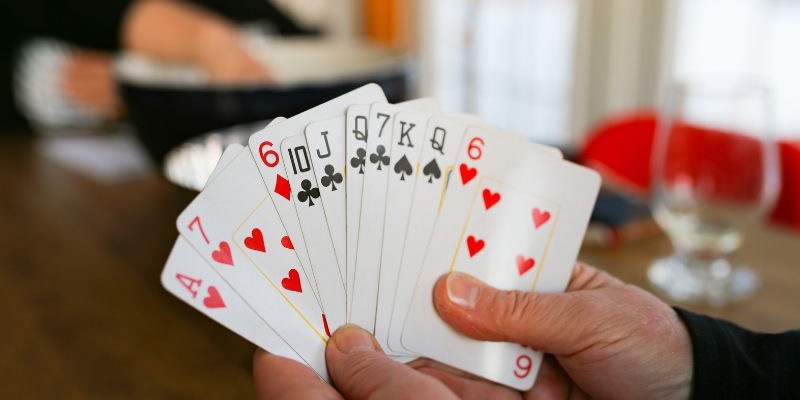 Luật chơi Tiến lên miền Bắc: Nguyên tắc chơi và thứ tự lá bài và quy chuẩn nghiêm ngặt